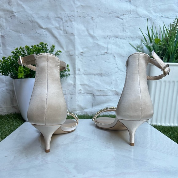 Badgley Mischka Jewel
Dash Ankle Strap Kitten
Heel women size 6 new with box - Picture 9 of 16